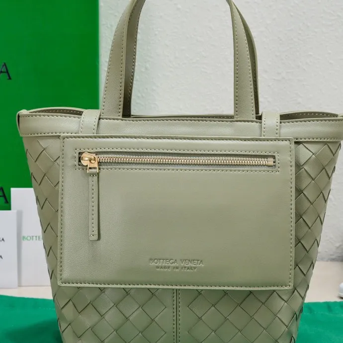 Batch 1560 #Bv 2023 new Flip Flap tote bag, simple and practical tote body design, classic leather weaving, fully displaying Bv craftsmanship, and making the whole bag look more refined. The zippered small pocket can be placed inside the bag, or can be placed outside as a handbag seal. The versatile small tote [happy] is both fashionable and practical. It is suitable for a variety of occasions. It is made of top-grade happa lambskin. It is very soft and lightweight. The bag shape that can stand up without falling down is really nice. It is the first choice for fashion workers and expectant mothers. Size: 23x18.5x15, model: 7746